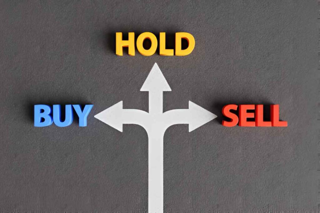 advantages and disadvantages of buy and hold strategy